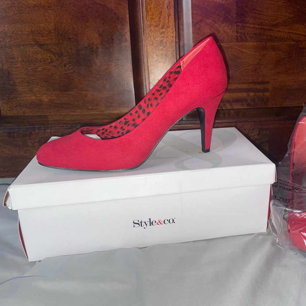 Brand new Red Pumps